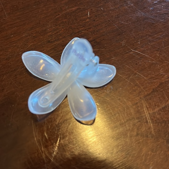 White Floral Hairclip - Color Changing - Turns Purple in the Sun - Picture 2 of 2